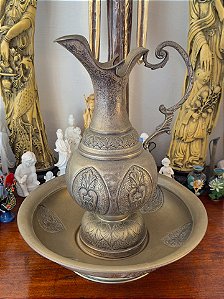 Antigo conjunto gomil e bacia em metal.