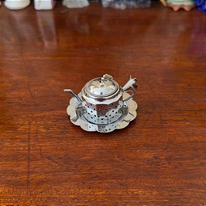 Antigo Infusor de chá em metal prateado.