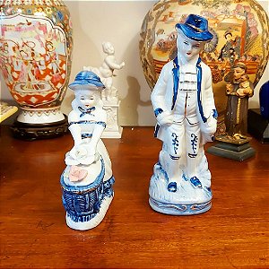 Antigo casal em porcelana branca.
