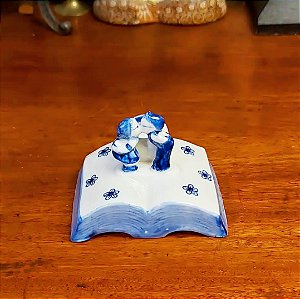 Pequeno enfeite casal em porcelana.