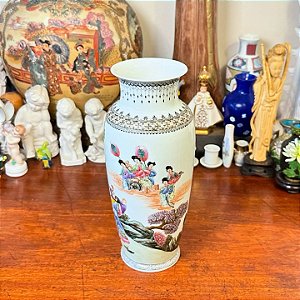 Antigo vaso em fina porcelana oriental.