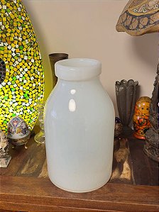Vaso em vidro opalino leitoso.