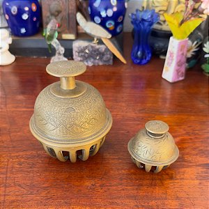Conjunto de dois sinos de garra.