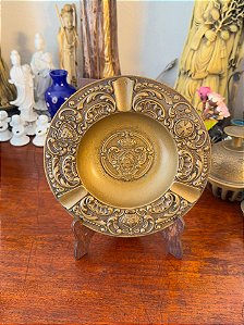 Antigo cinzeiro em bronze dourado.