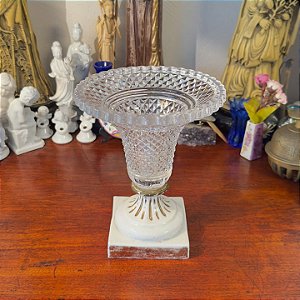 Vaso em cristal bico de jaca com base de porcelana.