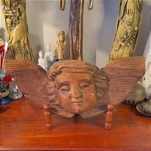 Anjo Barroco entalhado em madeira maciça.