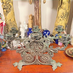 Antigo candelabro em metal.