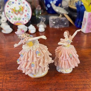 Par de bailarinas em porcelana.