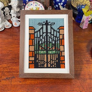 Quadro com bordado em tapeçaria feito à mão.