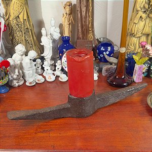 Antiga cabeça de picareta em ferro forjado.