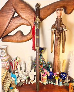 Antiga espada oriental com bainha em madeira.