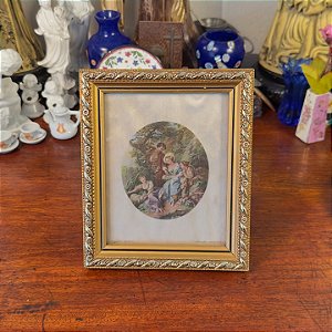 Pequeno quadro com moldura dourada.