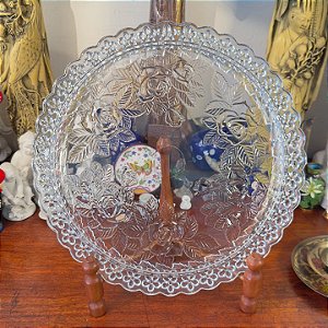 Elegante prato de bolo em vidro prensado.