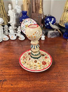 Encantador castiçal em madeira.