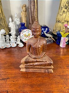 Pequena escultura de Buda em madeira maciça.