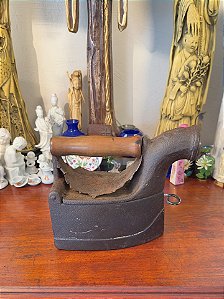 Antigo ferro a carvão em ferro.