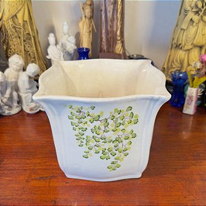 Cachepot em cerâmica com bordas onduladas.