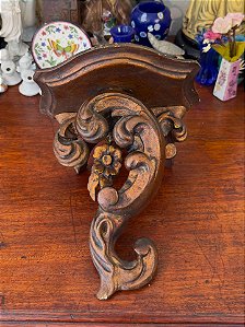 Antiga peanha entalhada em madeira.