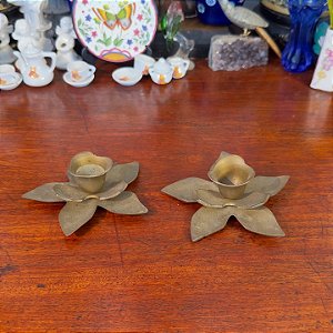 Par de Castiçais pétalas em metal