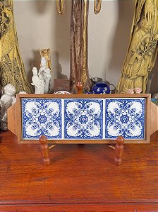 Bandeja retangular em madeira e azulejos.