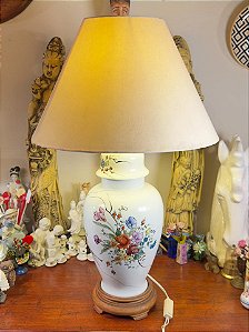 Abajur em porcelana oriental e base em Madeira.