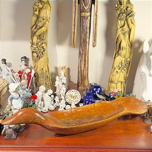 Antiga Gamela em Madeira Esculpida