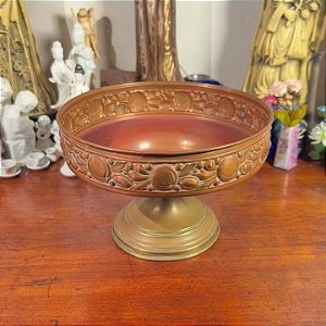 Fruteira de centro em metal trabalhado.