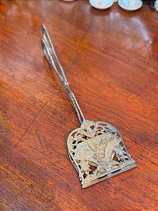 Pegador antigo espessurado a prata.