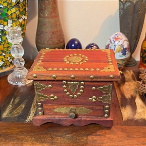 Caixa porta-Joia em madeira e metal.