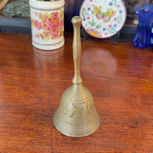 Sino de mão com gravuras manuais.