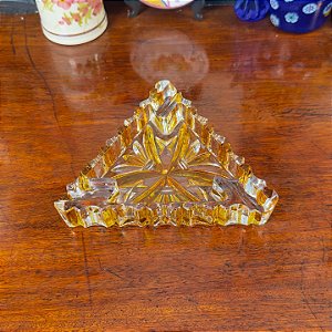 Cinzeiro Triangular em Cristal Lapidado Âmbar.