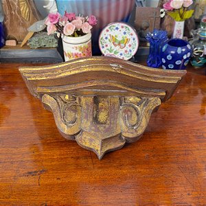 Peanha em Madeira Entalhada.