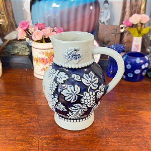 Jarra de Grés Alemã – Relevo de Videiras.