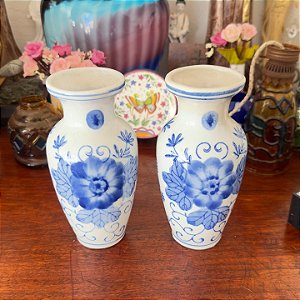 Par de Vasinhos em Porcelana Azul e Branca