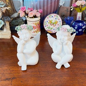 Par de Querubins em Porcelana com Guirlandas