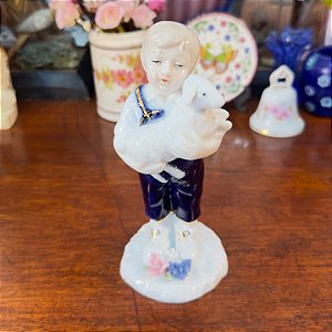 Estatueta Menino com Cordeiro em Porcelana Lladró.