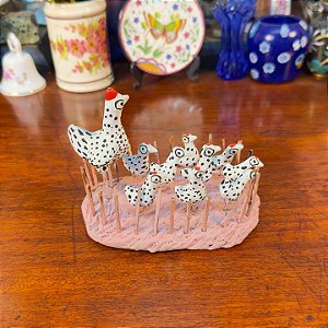 Escultura Galinha com Pintinhos.