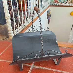 PORTA LENHA ANTIGO EM FERRO FORJADO
