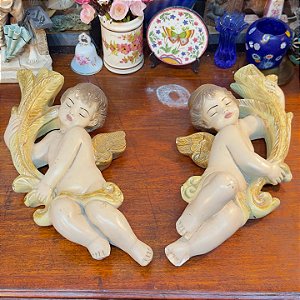 Par de querubins decorativos moldados em gesso.