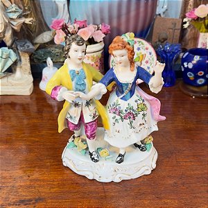 ESTATUETA CASAL DE FIDALGOS EM PORCELANA VIEIRA DE CASTRO