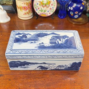 Antiga Caixa Oriental em Porcelana.