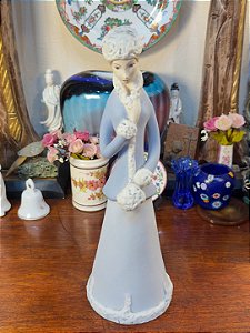 ESCULTURA ANTIGA DAMA DE INVERNO EM PORCELANA ROYAL DUX