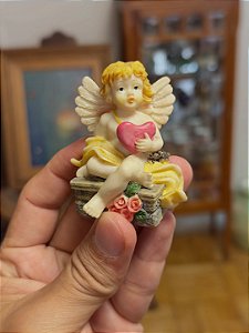 Bibelô Cupido em Resina com Coração