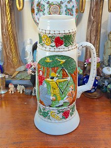Grandiosa Caneca de Chopp em Porcelana Santa Isabel.