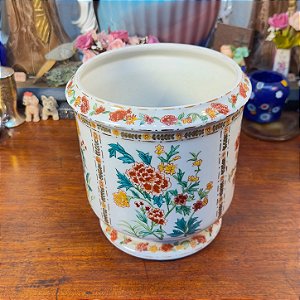 Cachepô em Porcelana pintado à mão.