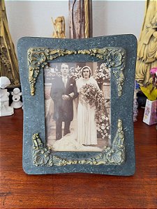 Porta-Retrato Antigo com Foto de Casamento de Época.