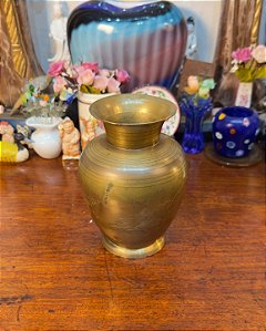 Vaso Bojudo entalhes florais.