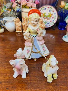 Antiga Escultura de Porcelana Dama com Poodles.