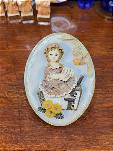 Quadrinho Oval de Parede em Resina - Menina ao Piano