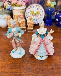 Par de Estatuetas em Porcelana — Casal Nobre